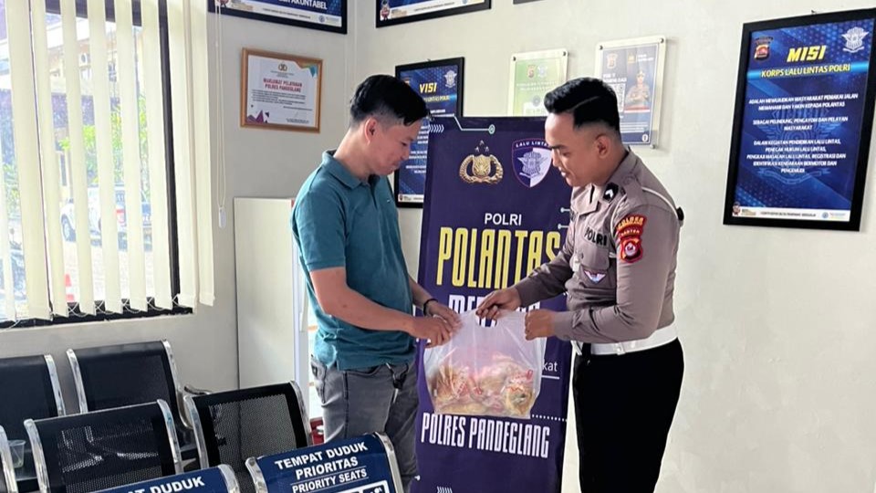 Satlantas Polres Pandeglang Gelar Program “Polantas Menyapa” untuk Tingkatkan Pelayanan Masyarakat 10 WhatsApp Image 2025 12 03 at 10.01.49
