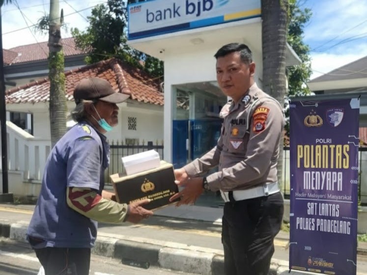Satlantas Polres Pandeglang Gelar Program “Polantas Menyapa”, Salurkan Bantuan untuk Warga yang Membutuhkan 8 WhatsApp Image 2025 12 05 at 08.51.02