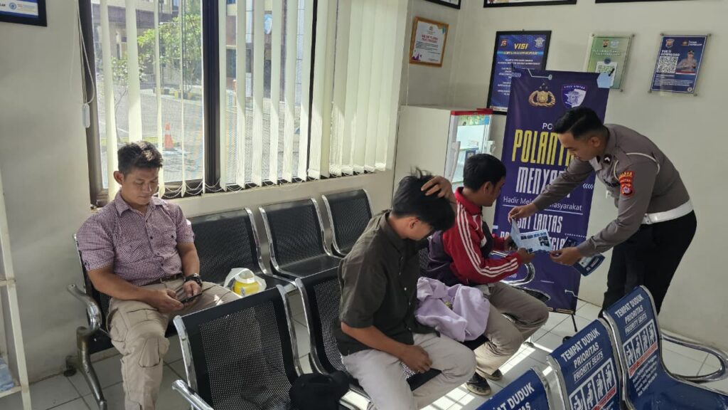 Satlantas Polres Pandeglang Berikan Pelayanan Prima Melalui Coaching Clinic Pembuatan SIM 7 WhatsApp Image 2025 12 06 at 11.01.10