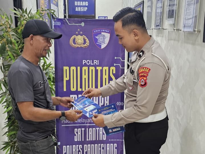 Satlantas Polres Pandeglang Berikan Pelayanan Prima kepada Pemohon SIM dalam Kegiatan “Polantas Menyapa” 6 WhatsApp Image 2025 12 08 at 10.18.04