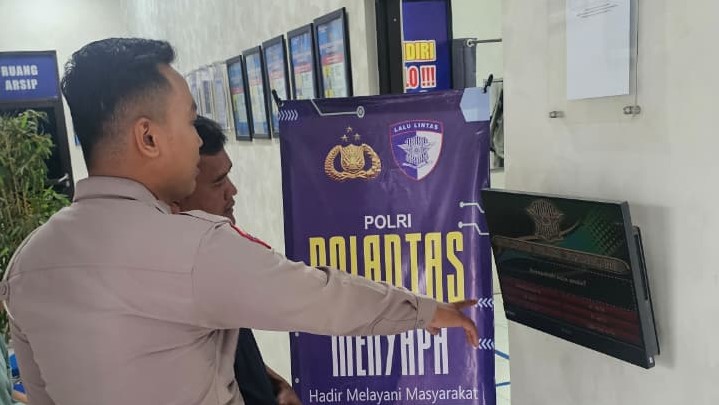 Satlantas Polres Pandeglang Berikan Pelayanan Prima Kepada Pemohon SIM di Satpas 5 WhatsApp Image 2025 12 09 at 09.17.39