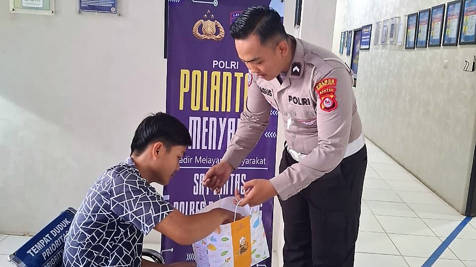 Pelayanan Prima: Satlantas Pandeglang Sambut Pemohon SIM dengan Snack Gratis 4 WhatsApp Image 2025 12 10 at 08.32.30