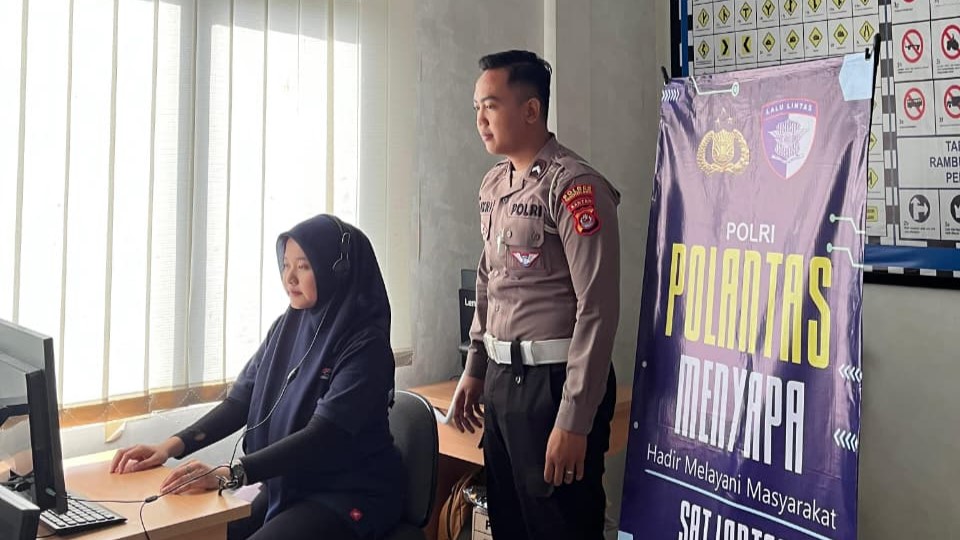 Satlantas Polres Pandeglang Gelar Program “Polantas Menyapa” Berikan Pelayanan Prima kepada Pemohon SIM 5 WhatsApp Image 2026 01 22 at 09.07.59
