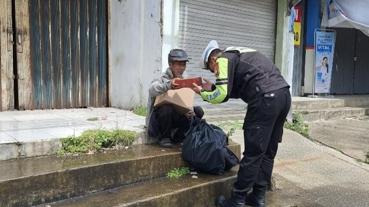 Satlantas Polres Pandeglang Gelar Jumat Berkah dalam Program Polantas Menyapa 3 WhatsApp Image 2026 01 23 at 10.00.21