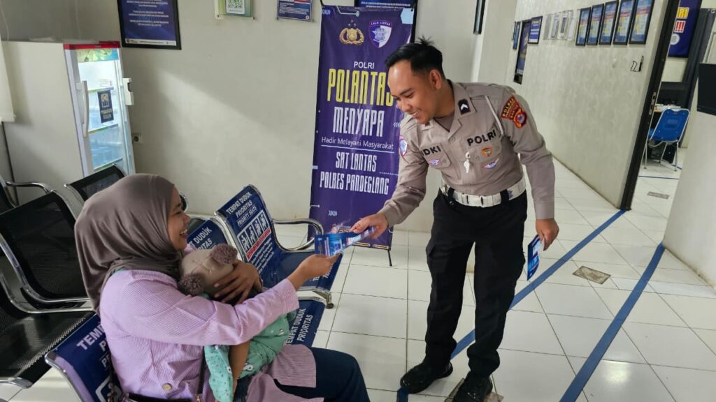 Satlantas Polres Pandeglang Gelar Program “Polantas Menyapa” Berikan Pelayanan Prima kepada Pemohon SIM 1 WhatsApp Image 2026 01 26 at 08.57.14