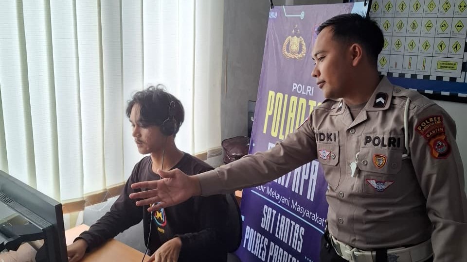 Satlantas Polres Pandeglang Gelar Pelayanan SIM Humanis Lewat Program Polantas Menyapa 8 WhatsApp Image 2026 01 29 at 09.45.14