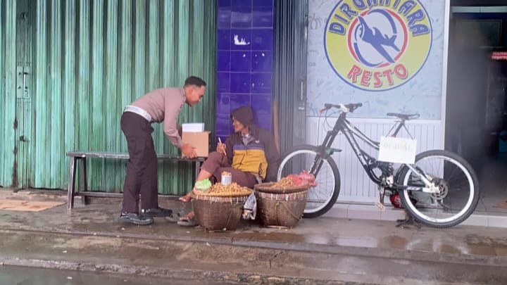 Satlantas Polres Pandeglang Laksanakan Jumat Berkah Melalui Program Polantas Menyapa 7 WhatsApp Image 2026 01 30 at 09.28.38