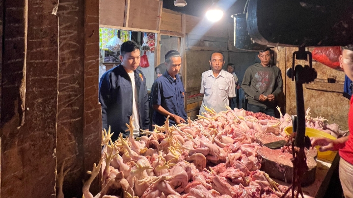 Satreskrim Polres Pandeglang Lakukan Pengecekan Harga Sembako di Pasar Badak Jelang Idul Fitri 1447 H 7 IMG 20260224 115631