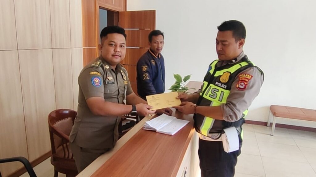 Perkuat Sinergitas Lintas Sektor, Satlantas Polres Pandeglang Distribusikan Surat Pemberitahuan Operasi Keselamatan 2026 6 WhatsApp Image 2026 01 31 at 12.49.03