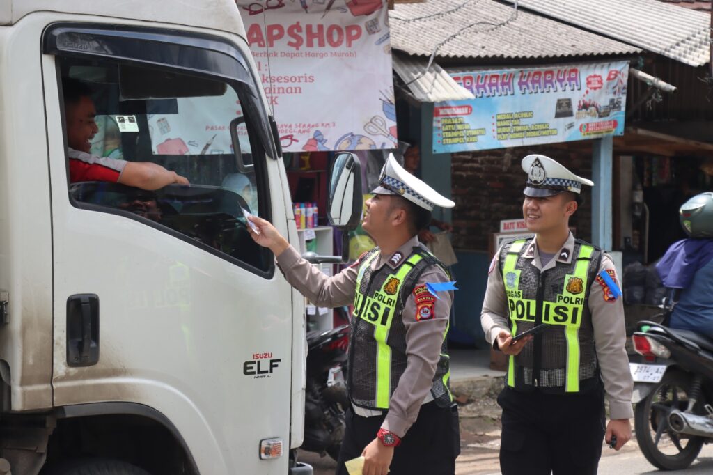 Satlantas Polres Pandeglang Bagikan Stiker dan Brosur Keselamatan Berkendara pada Operasi Keselamatan 2026 2 WhatsApp Image 2026 02 02 at 11.53.32 1