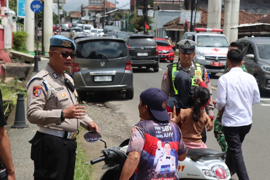 Hari Pertama Operasi Keselamatan, Satlantas Polres Pandeglang Tertibkan Pengendara di Jalan Raya 3 WhatsApp Image 2026 02 02 at 11.53.32