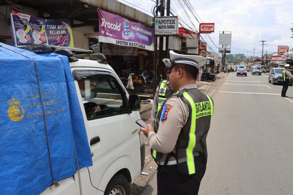 Hari Kedua Operasi Keselamatan 2026, Satlantas Polres Pandeglang Himbau dan Berikan Teguran Tertulis kepada Kendaraan Muatan Berlebih 8 WhatsApp Image 2026 02 02 at 11.53.35