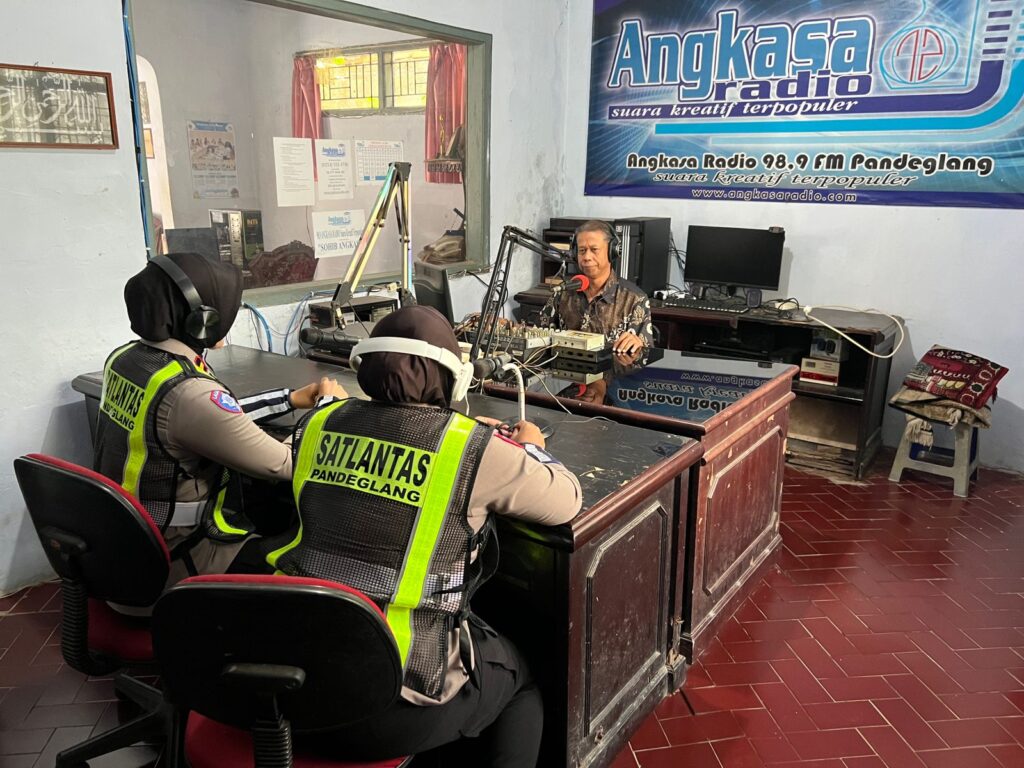 Lewat Talkshow Radio Angkasa, Satlantas Polres Pandeglang Edukasi Masyarakat soal Operasi Keselamatan 1 WhatsApp Image 2026 02 02 at 13.20.39