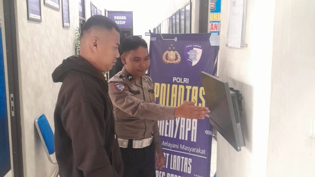 Satlantas Polres Pandeglang Laksanakan Program Polantas Menyapa di Satpas Pelayanan SIM 6 WhatsApp Image 2026 02 03 at 08.42.15