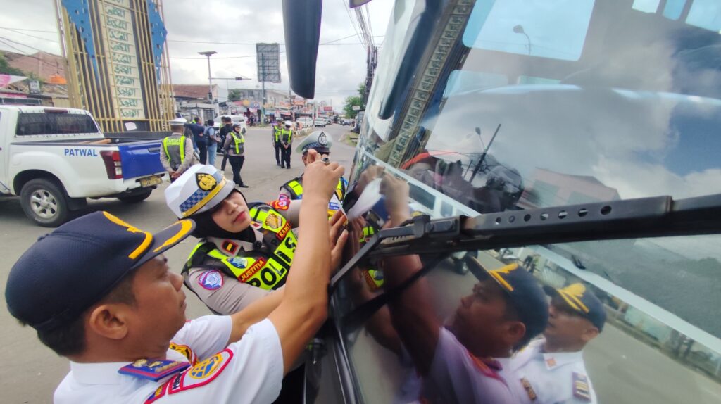 Satlantas Polres Pandeglang Laksanakan Ramp Check Kendaraan Bus pada Operasi Keselamatan 2026 di Simpang Cigadung 7 WhatsApp Image 2026 02 03 at 11.19.28