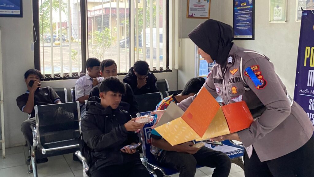 Satlantas Polres Pandeglang Gelar Pelayanan Prima “Polantas Menyapa” kepada Pemohon SIM 5 WhatsApp Image 2026 02 04 at 11.13.34