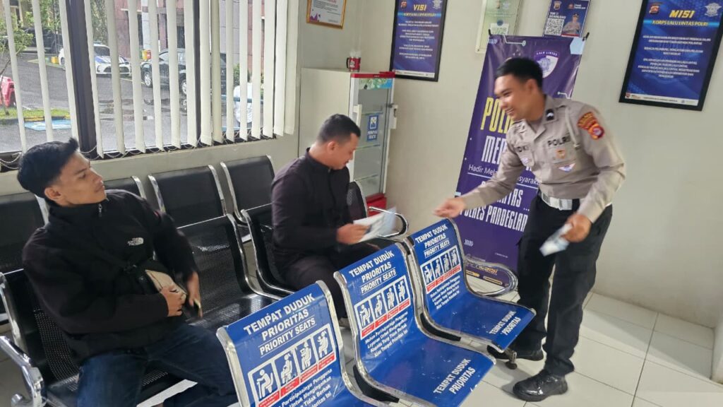 Satlantas Polres Pandeglang Gelar Kegiatan “Polantas Menyapa” Berikan Pelayanan Prima kepada Pemohon SIM 1 WhatsApp Image 2026 02 09 at 09.04.34