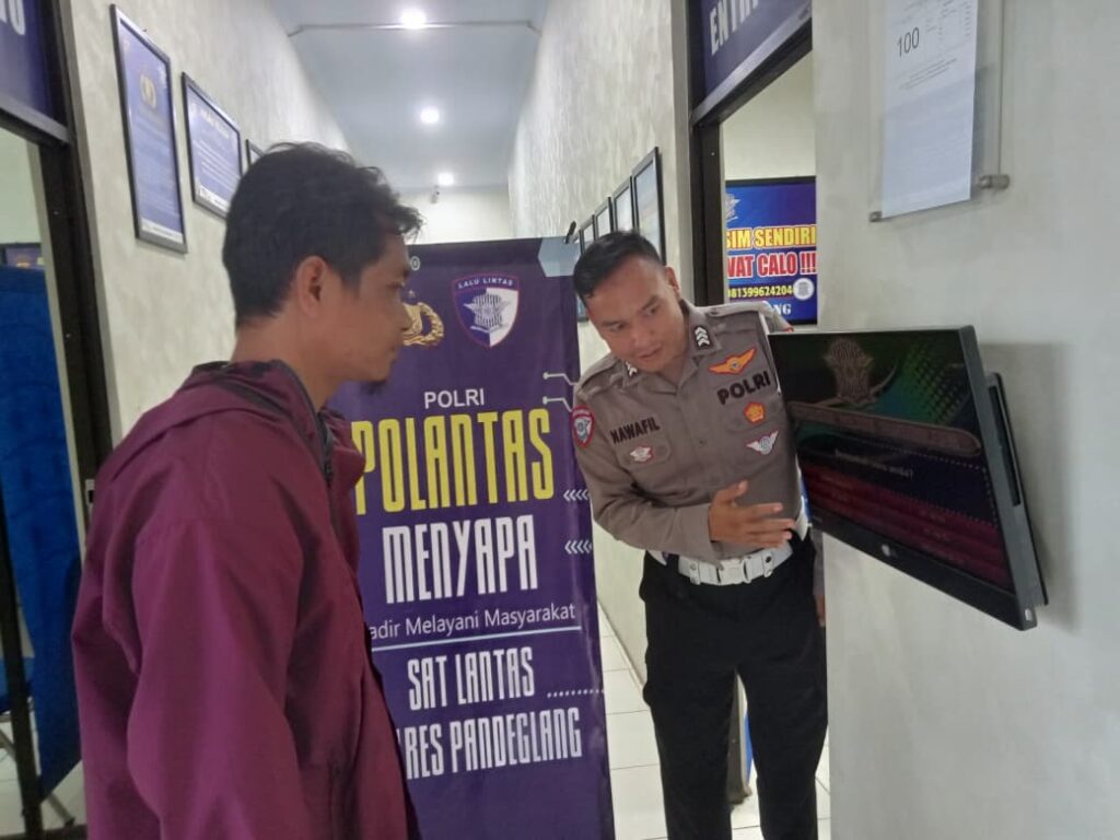 Satlantas Polres Pandeglang Gelar Program Polantas Menyapa di Satpas, Berikan Pelayanan Prima kepada Pemohon SIM 4 WhatsApp Image 2026 02 10 at 10.01.37