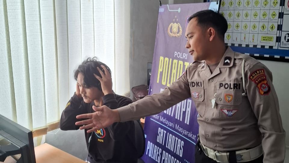 Satlantas Polres Pandeglang Tunjukkan Pelayanan Prima dalam Kegiatan “Polantas Menyapa” 3 WhatsApp Image 2026 02 12 at 11.10.23