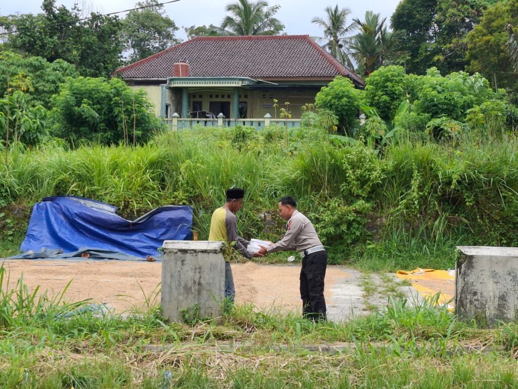 Satlantas Polres Pandeglang Gelar Jumat Berkah dalam Program Polantas Menyapa, Salurkan Sembako dan Nasi Kotak kepada Warga Membutuhkan 1 WhatsApp Image 2026 02 13 at 08.46.36