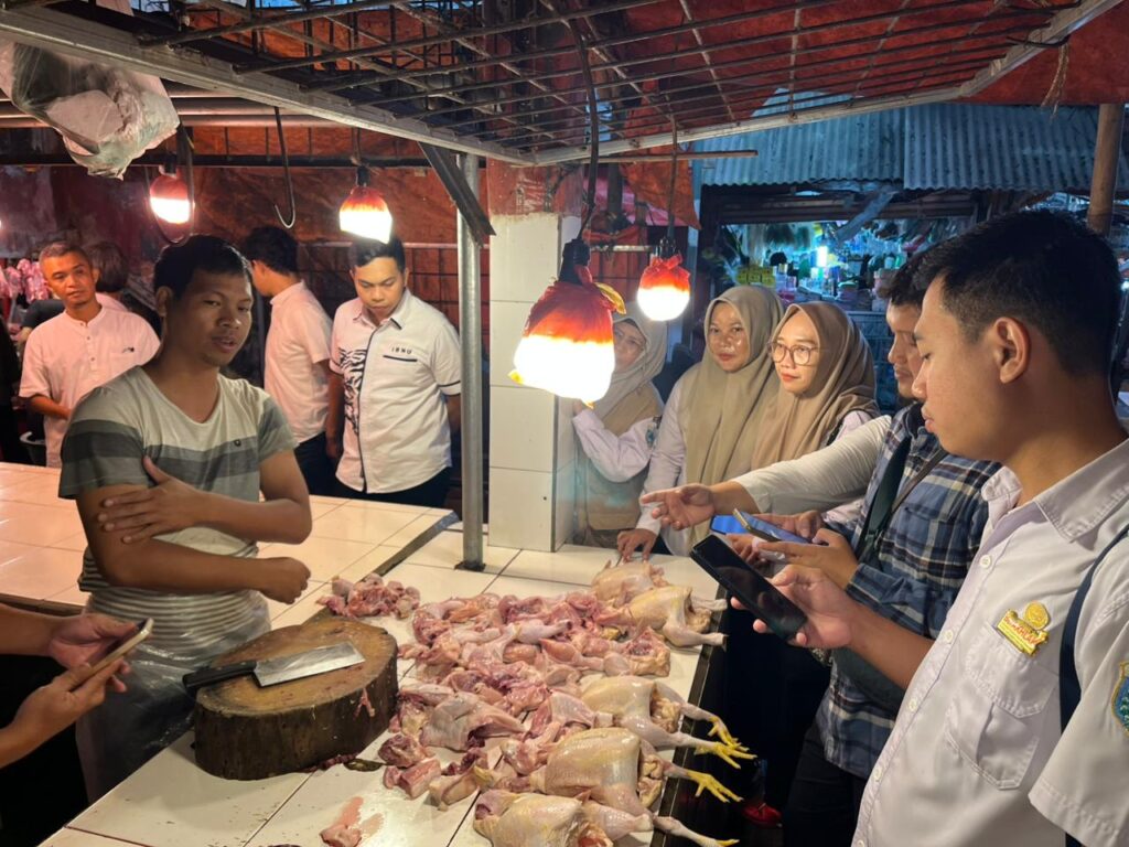 Antisipasi Lonjakan Harga Jelang Lebaran, Polisi Dampingi Disperindag Sidak Sembako di Pasar Badak Pandeglang 3 WhatsApp Image 2026 02 26 at 11.07.03