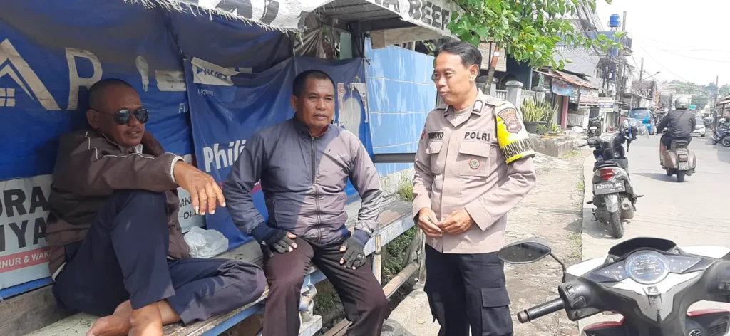 Dekat dengan Masyarakat, Bhabinkamtibmas Polsek Pandeglang Sambangi Pengemudi Ojek di Pasar Badak dan Sampaikan Pesan Kamtibmas 1 MConverter.eu WhatsApp Image 2026 06 05 at 14.16.35