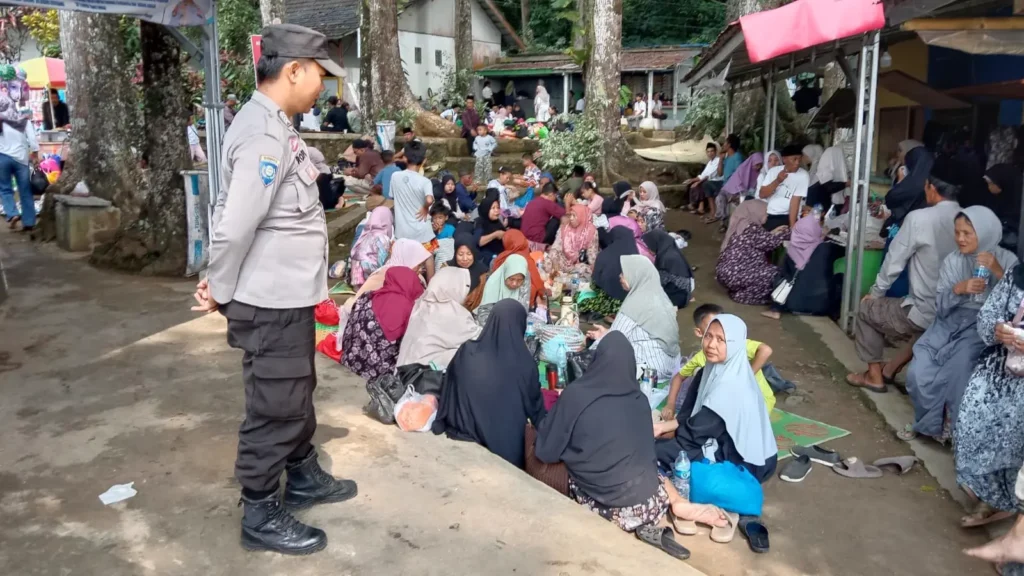 Hadir di Tengah Masyarakat, Bhabinkamtibmas Polsek Mandalawangi Perkuat Keamanan melalui Sambang dan Patroli di Destinasi Wisata Religi 10 MConverter.eu WhatsApp Image 2026 06 07 at 23.01.04