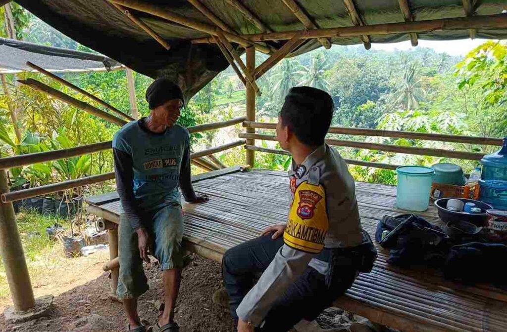Bhabinkamtibmas Polsek Pandeglang Sambangi Warga Desa Cilaja, Ajak Masyarakat Jaga Kamtibmas Bersama 8 WhatsApp Image 2026 07 11 at 10.39.48 11zon