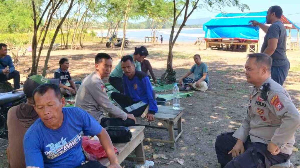 Hadir di Tengah Wisatawan, Bhabinkamtibmas Polsek Cigeulis Perkuat Keamanan Pantai Camara Lewat Patroli dan Sambang 7 WhatsApp Image 2026 07 11 at 15.55.39 11zon