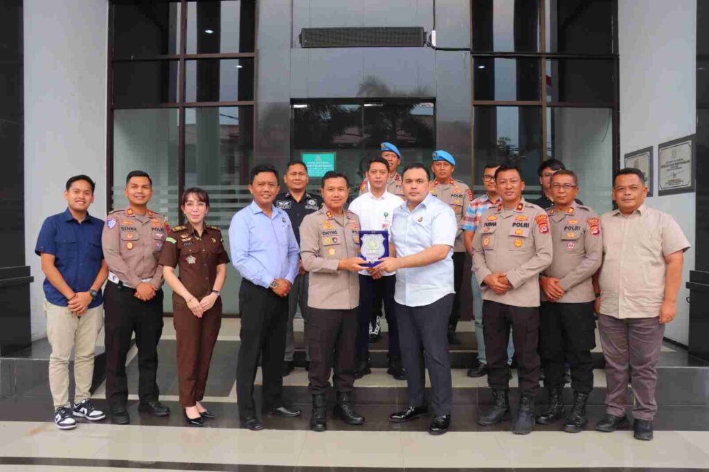 Polres Pandeglang Jalin Silaturahmi ke Kantor Kejaksaan Negeri Pandeglang, Perkuat Sinergitas Antar Aparat Penegak Hukum 3 WhatsApp Image 2026 07 14 at 16.53.53 11zon