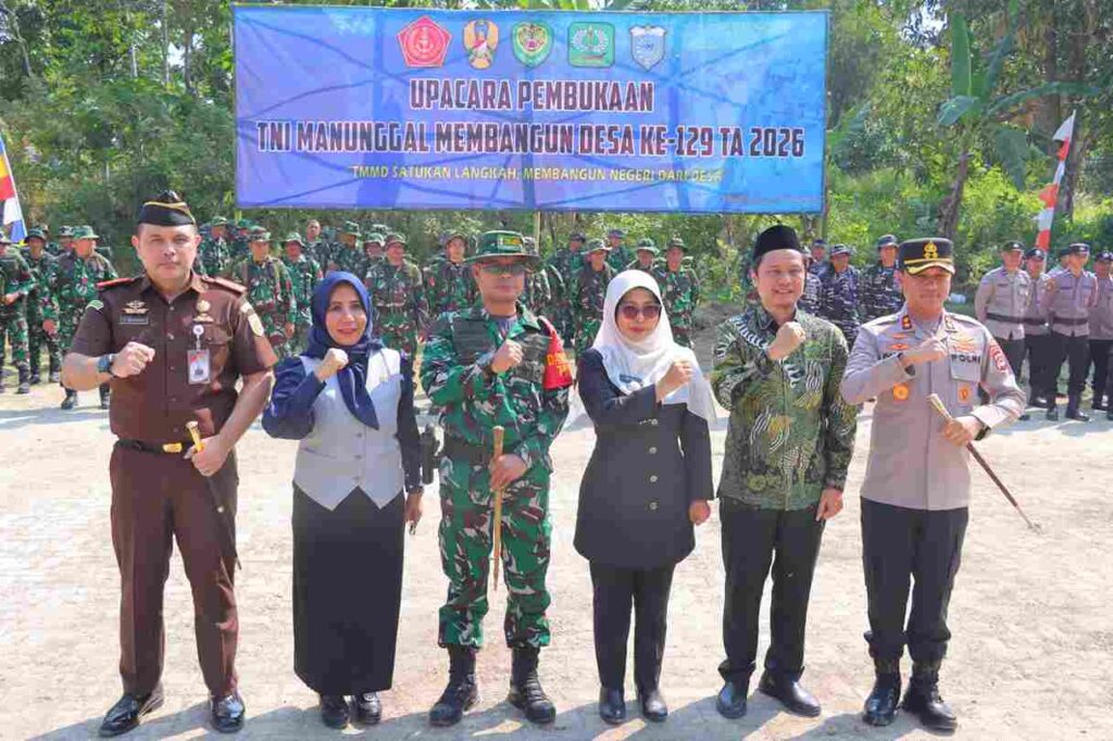 Dukung Percepatan Pembangunan Desa, Kapolres Pandeglang Hadiri Pembukaan TMMD ke-129 di Kecamatan Patia 2 WhatsApp Image 2026 07 15 at 12.03.59 11zon