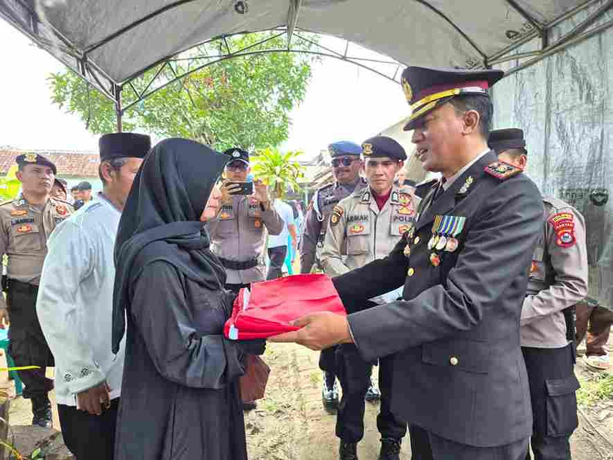 Penuh Khidmat, Polres Pandeglang Antar Kepergian Alm. IPTU Dedi Jukardi dengan Upacara Penghormatan Terakhir 1 WhatsApp Image 2026 07 18 at 11.00.52 11zon